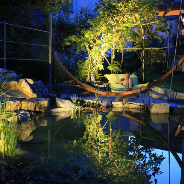 Licht im Garten - Beleuchteter Teich im Garten.