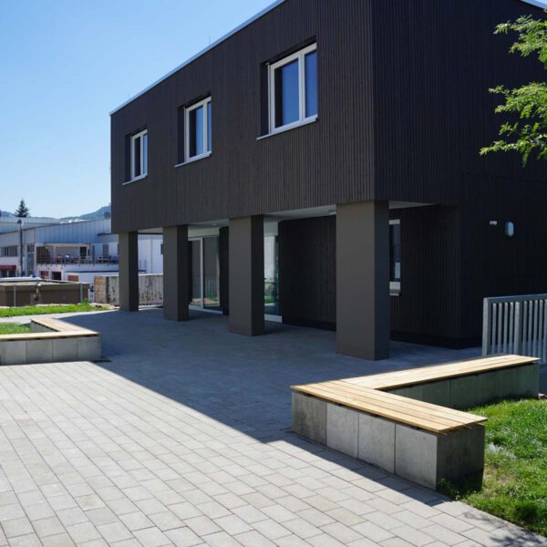 Öffentliche Freianlage Flüchtlingsunterkunft, Sitzgelegenheiten mit Aufenthaltsqualität im Freien.