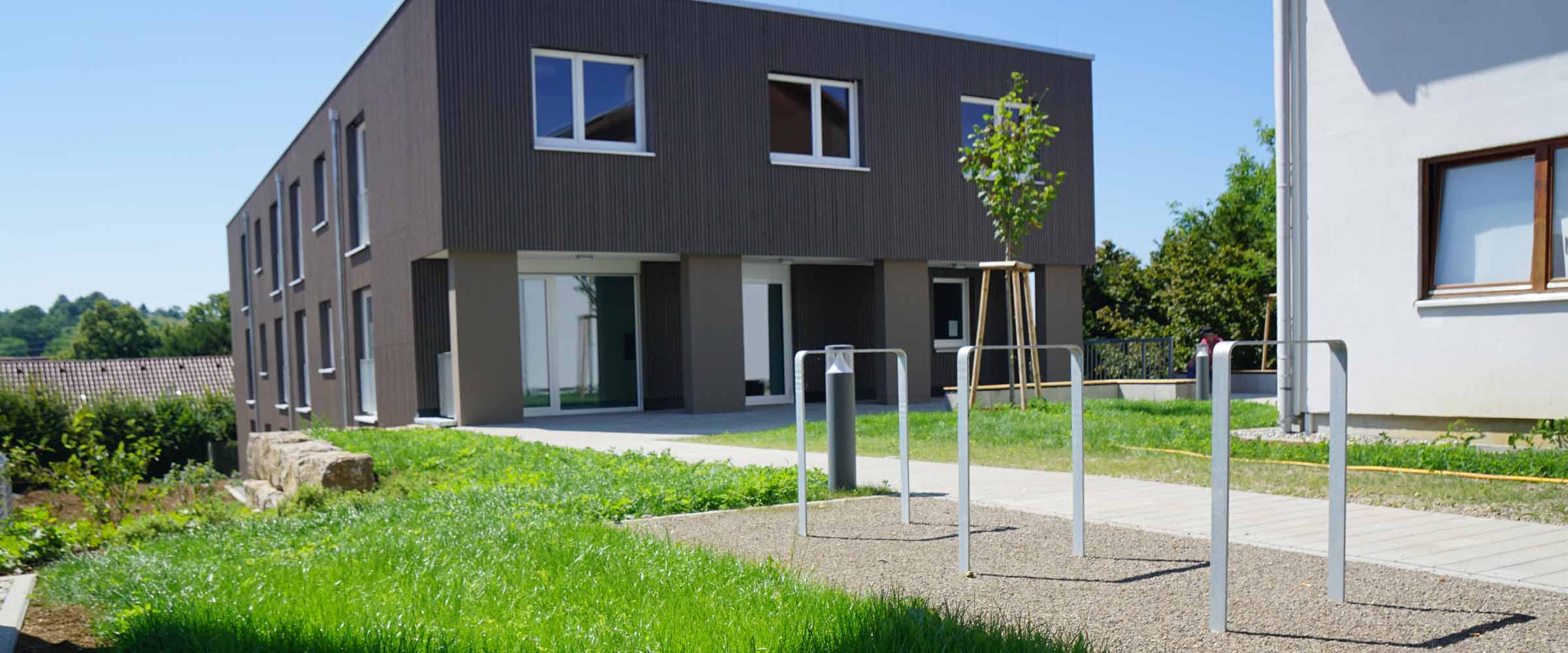 Fahrradbügel in einer neu gebauten Freianlage