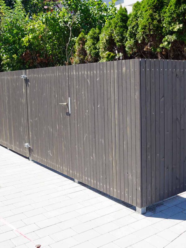 individuelle Mülleinhausung mit Holzverkleidung